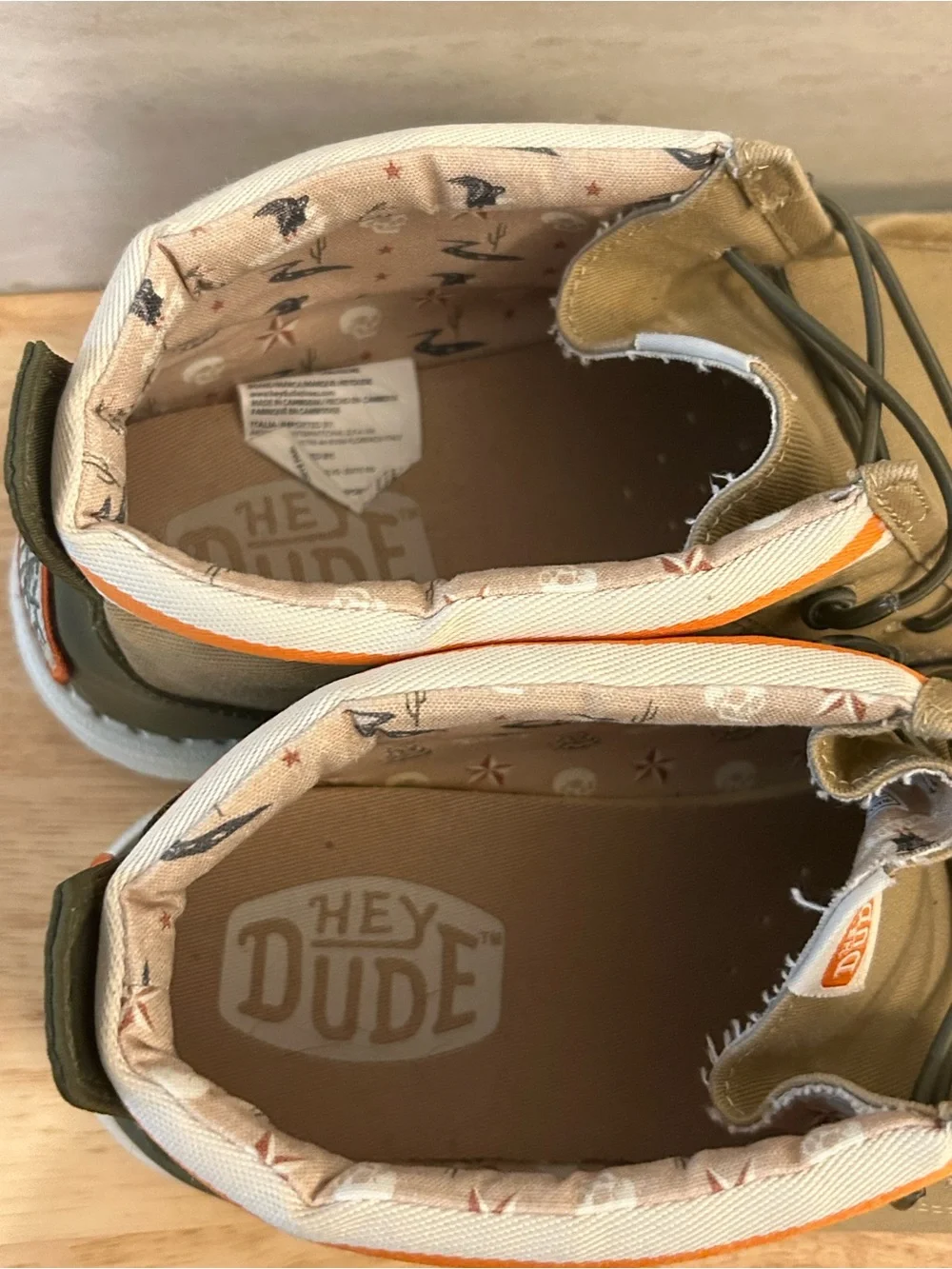 HEYDUDE Men's Wally Mid Stars N Skulls (Tan).